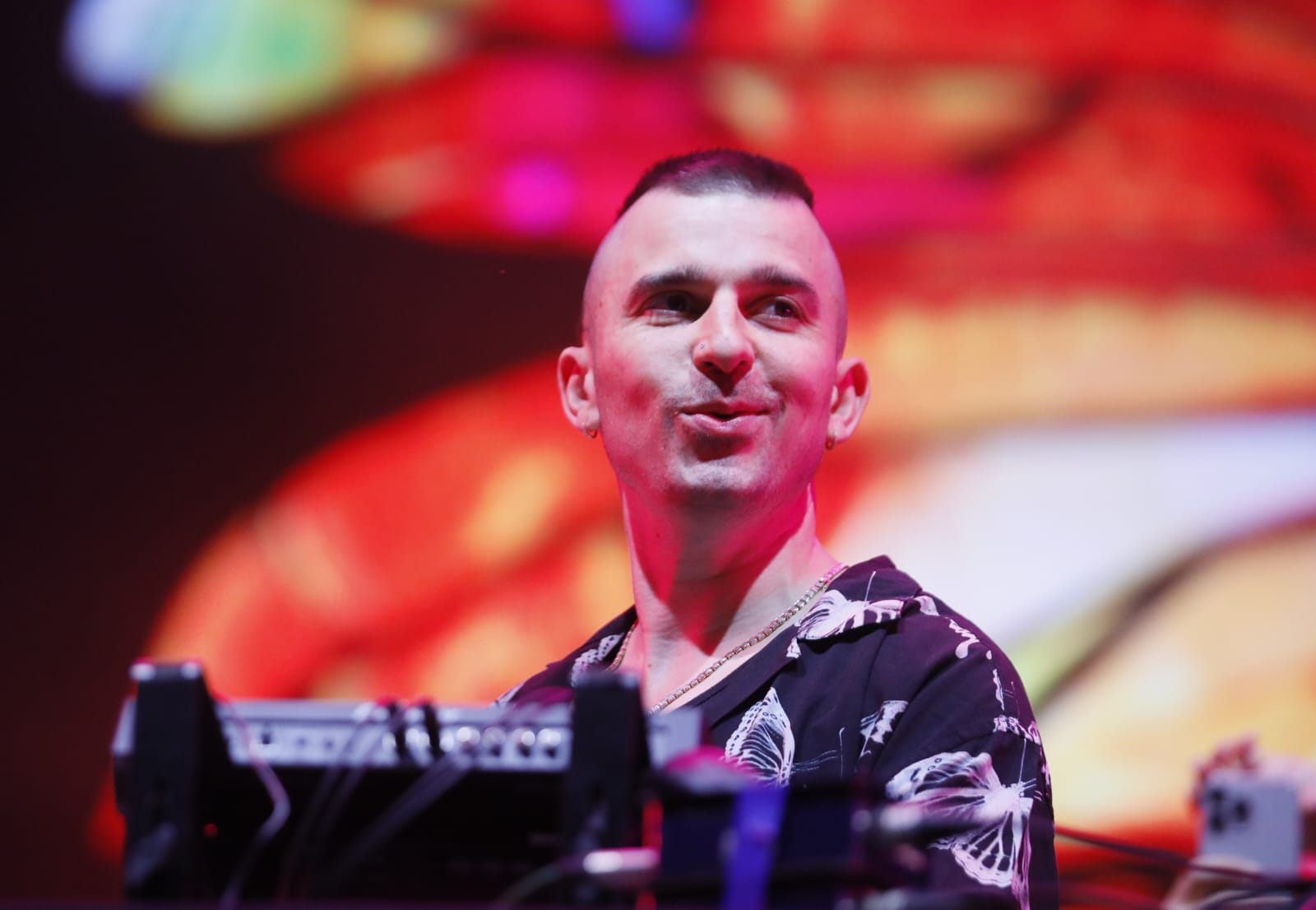 Un instante del concierto de Michael Bibi en la Plaza de España este sábado