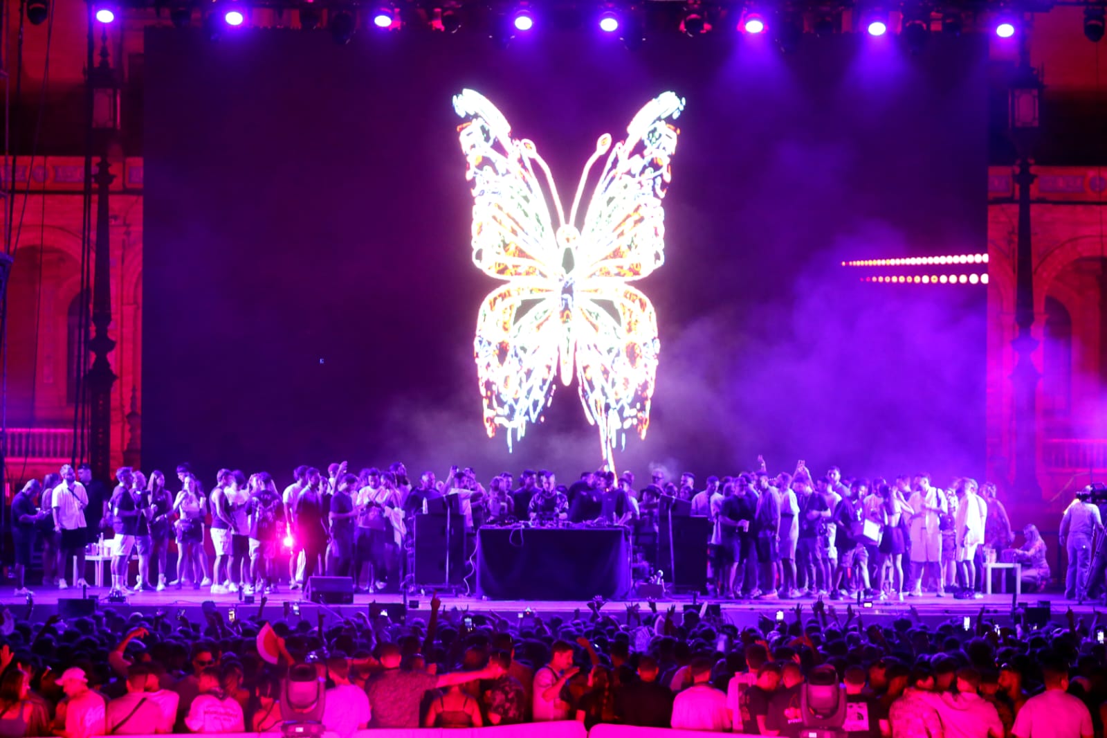 Un instante del concierto de Michael Bibi en la Plaza de España este sábado