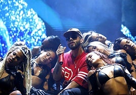 En imágenes, el ritmo urbano de Manuel Turizo en la Plaza de España