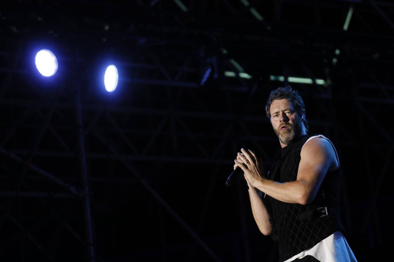Gary Barlow, Mark Owen y Howard Donald en plena actuación en Sevilla