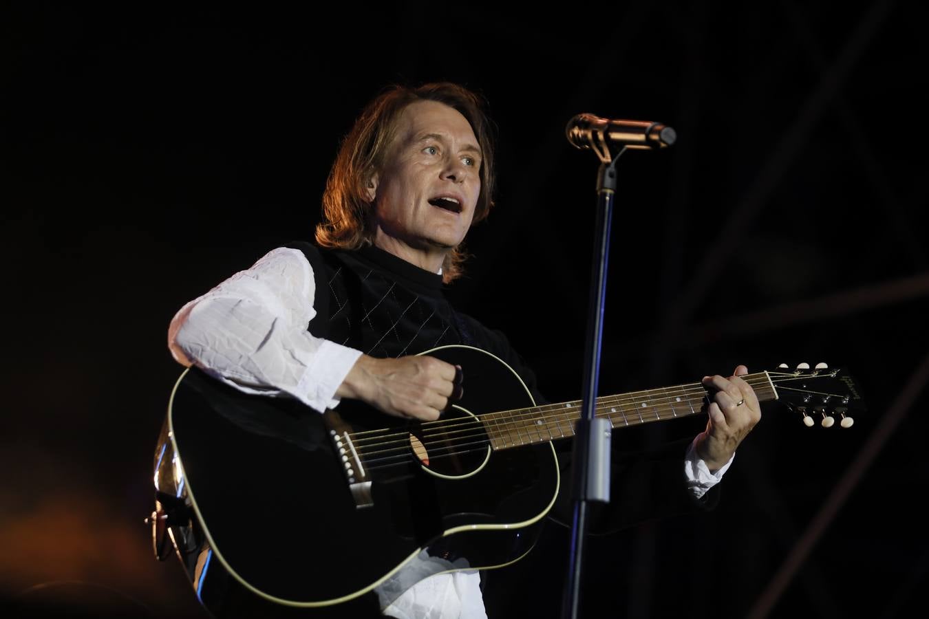 Gary Barlow, Mark Owen y Howard Donald en plena actuación en Sevilla