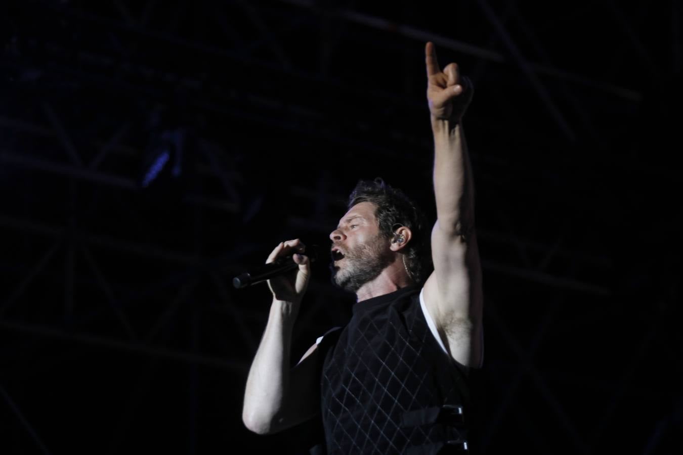 Gary Barlow, Mark Owen y Howard Donald en plena actuación en Sevilla