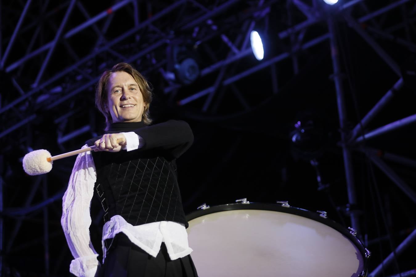 Gary Barlow, Mark Owen y Howard Donald en plena actuación en Sevilla
