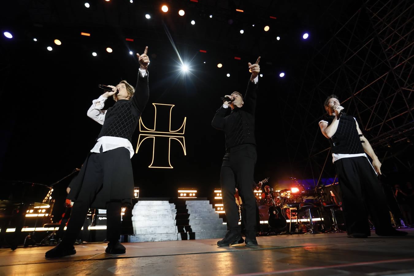 Gary Barlow, Mark Owen y Howard Donald en plena actuación en Sevilla