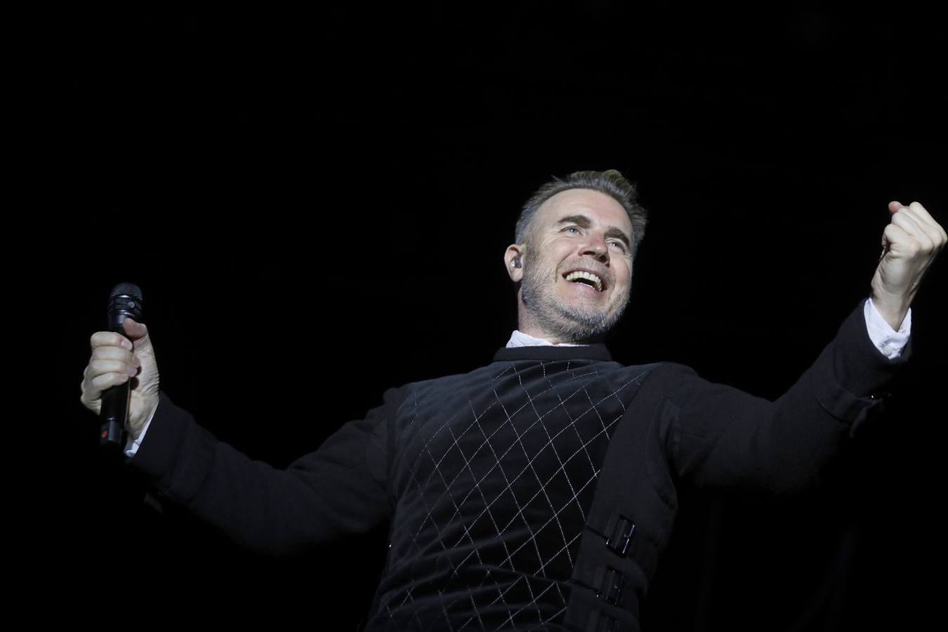 Gary Barlow, Mark Owen y Howard Donald en plena actuación en Sevilla