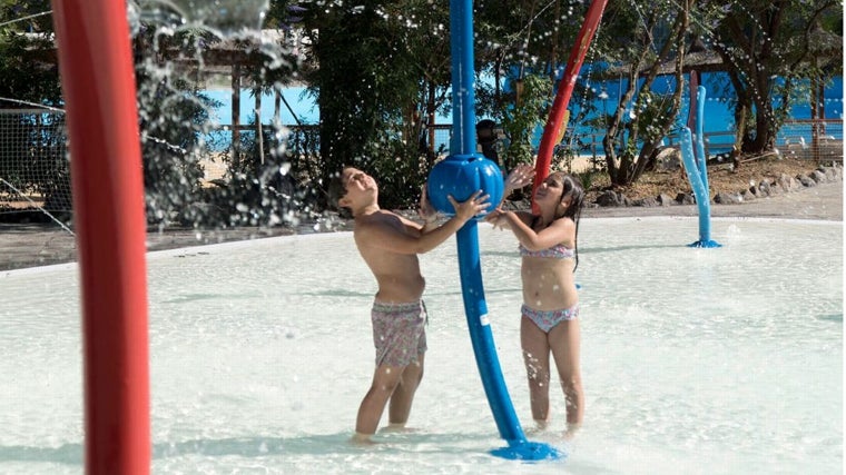 Dos niños disfrutan en la atracción 'El Arrecife Chapoteo'