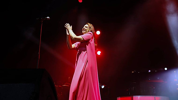 Niña Pastori cantando en Sevilla