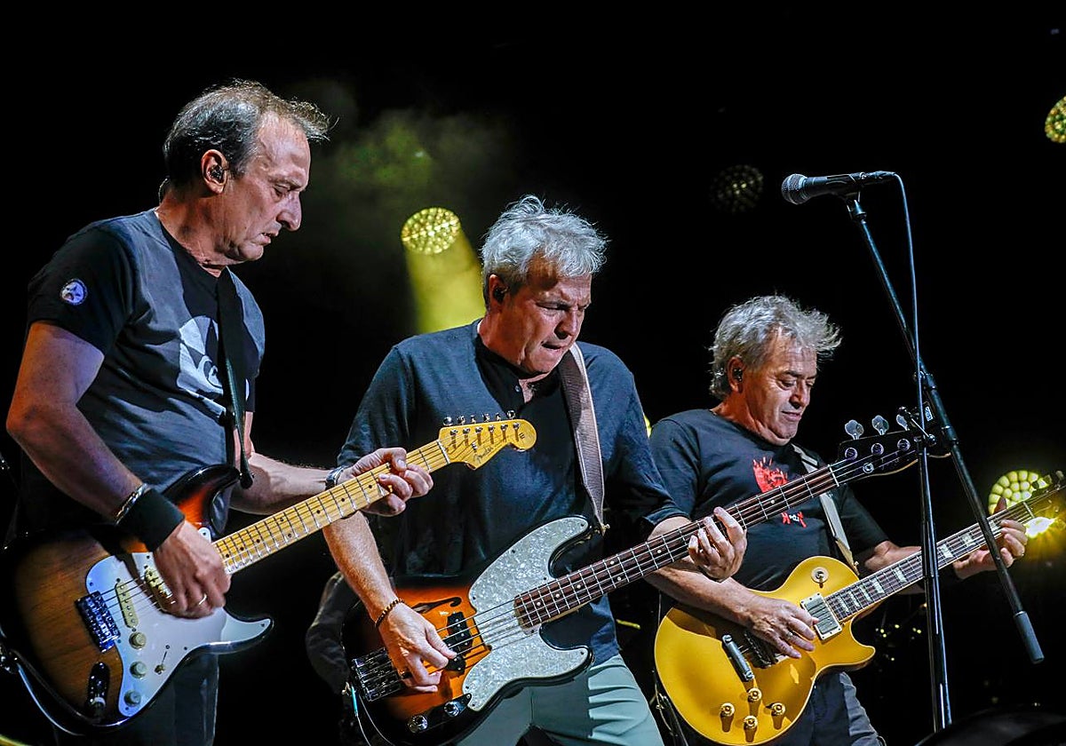 Un momento de la actuación de Hombres G este domingo en la plaza de toros de la Maestranza en Sevilla