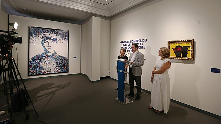 La presidenta de la Asociación 9915, Rosario López, Rafael Valentín López, de Unicaja, y en primer término la comisaria, Alicia Ventura