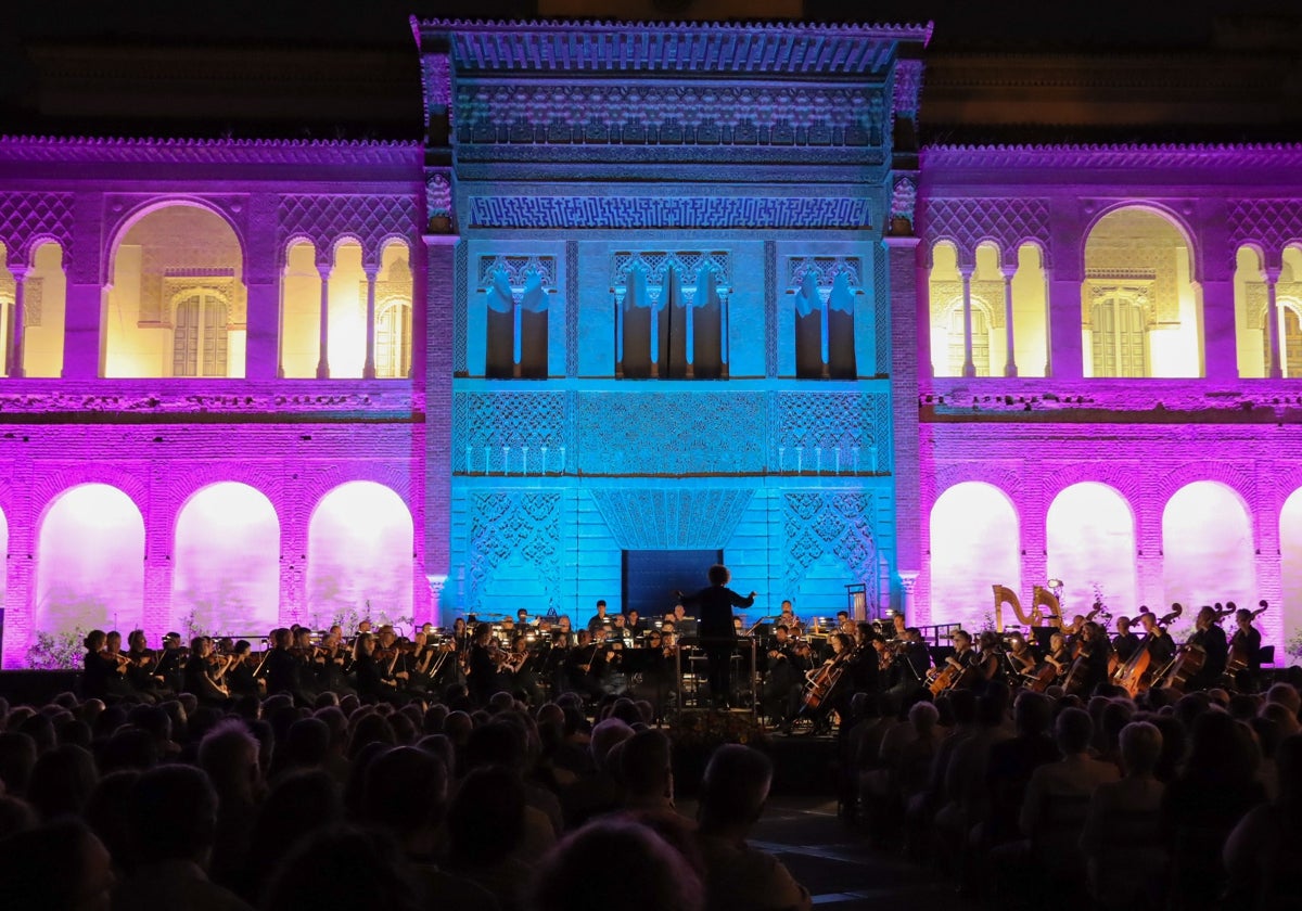 La Sinfónica tocando en el Pario de la Montería del Alcázar