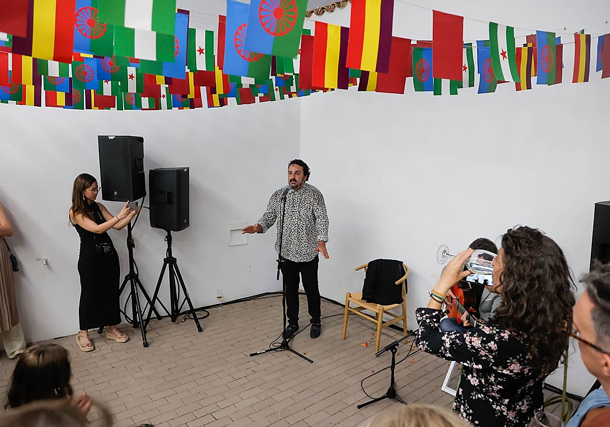 Una de las instalaciones de la exposición con la intervencón del cante de Gabriel de la Tomasa y la guitarra de Alfredo Lagos