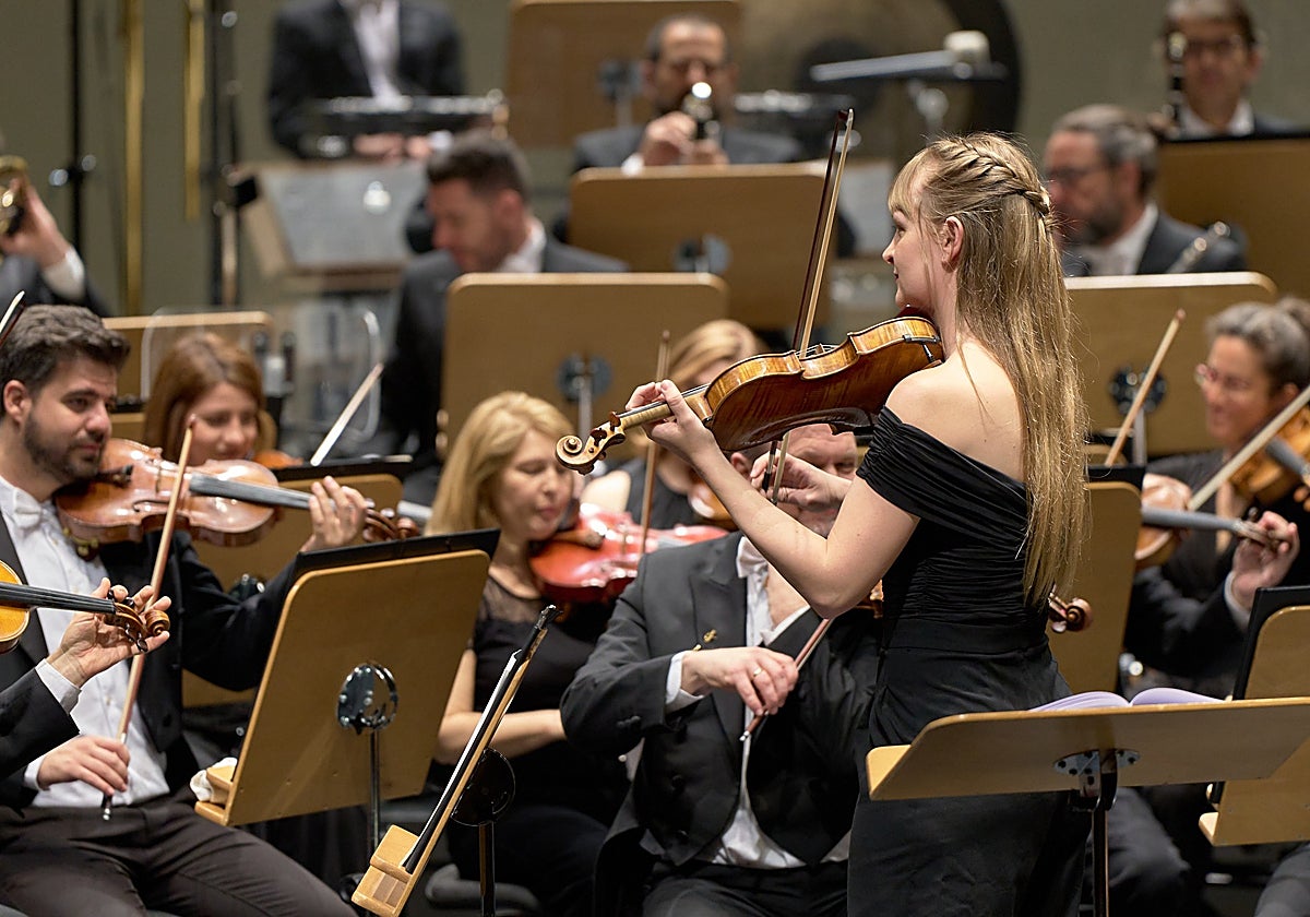 La concertino de la ROSS, Alexa Farré, dirige esta semana a la Sinfónica