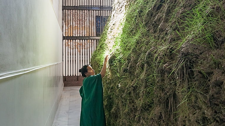En esta exposición la obra de la artista se fusiona magistralmente con el espacio monumental del Monasterio de la Cartuja