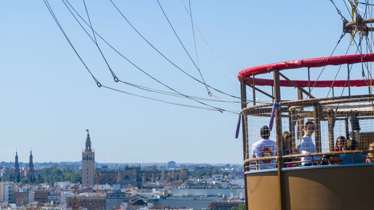 Desde este globo que surca las alturas se puede disfrutar de una espectacular vista de Sevilla y los alrededores