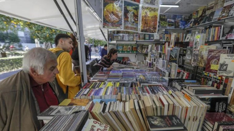 En la feria del Libro Antiguo y de Ocasión de Sevilla hay muchas opciones también para el ocio de las familias