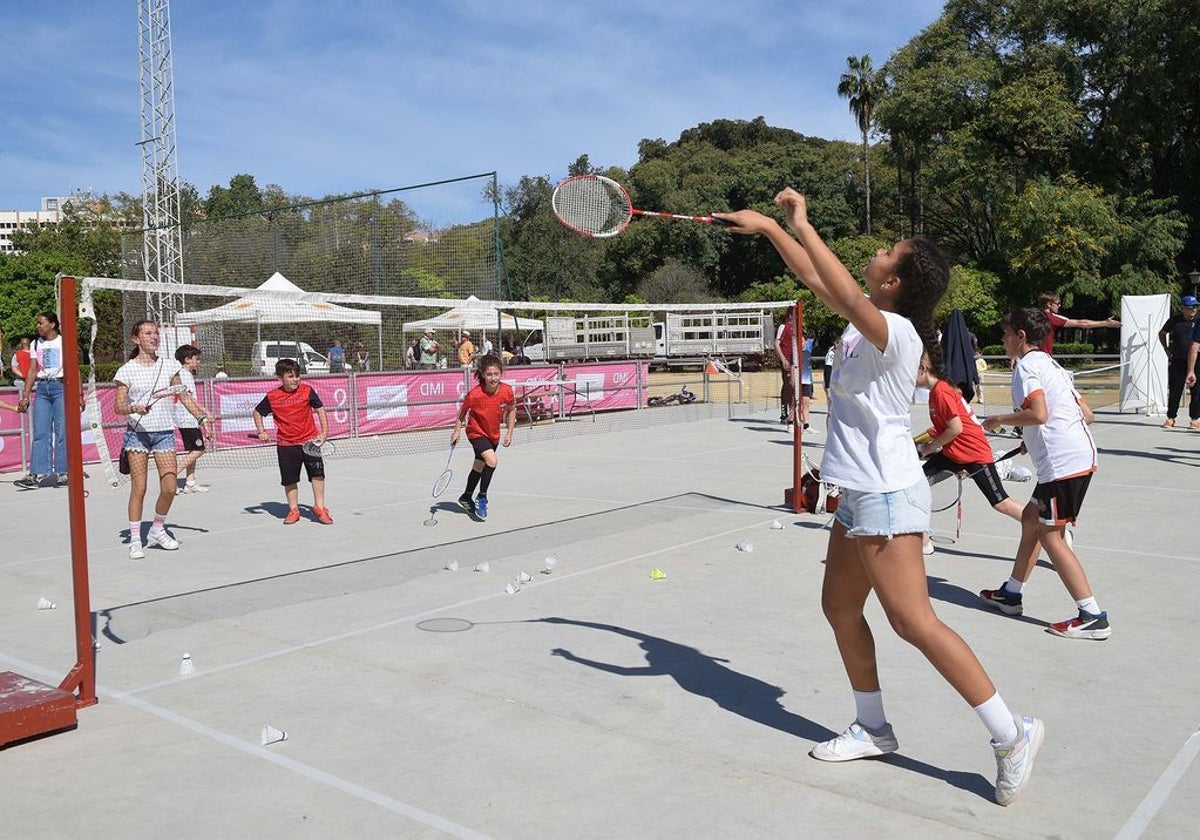 Un grupo de niñas y niños practicando deporte