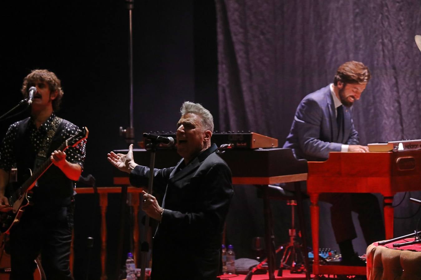 Loquillo mostró su versión más poética en el Cartuja Center de Sevilla 