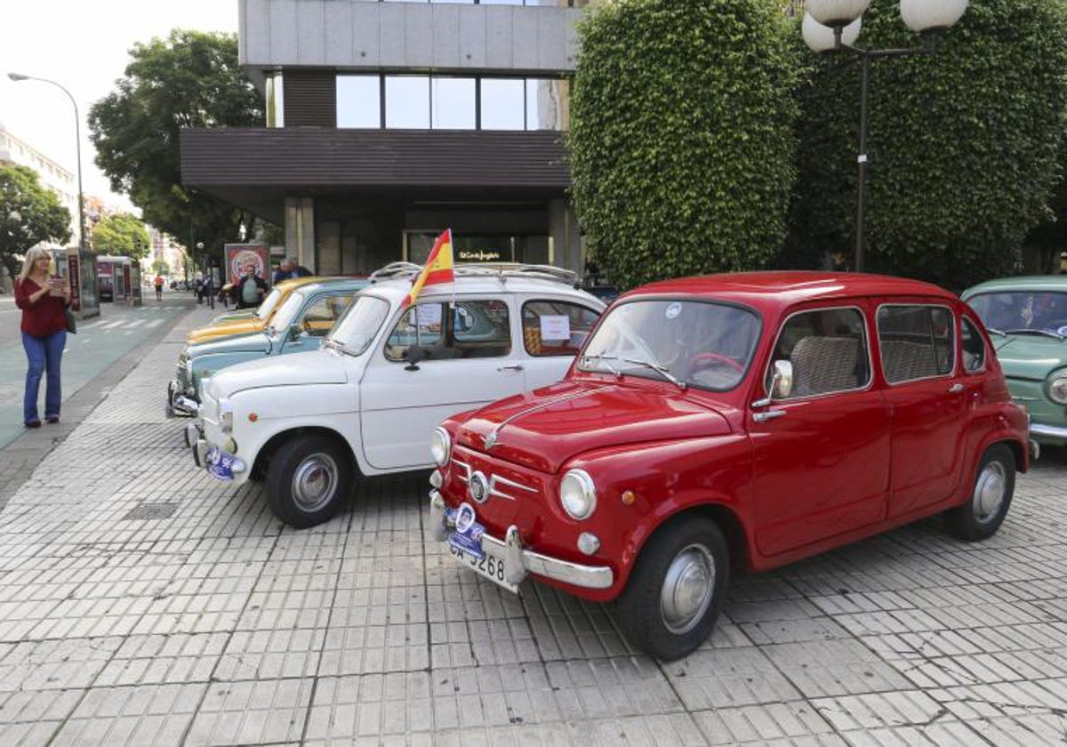 Seat 600 en la calle Luis Montoto en una Concentración Nacional