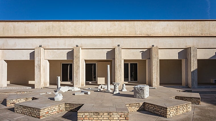 Esta exposición realiza un interesante guiño al concepto de los tablaos, tan presente en la cultura andaluza