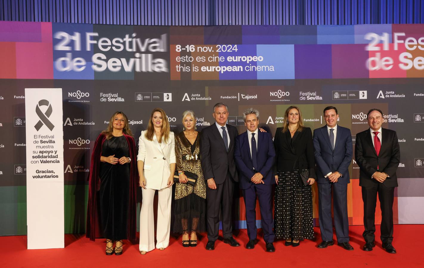 Autoridades y actores posan en el photocall del Festival de Cine de Sevilla