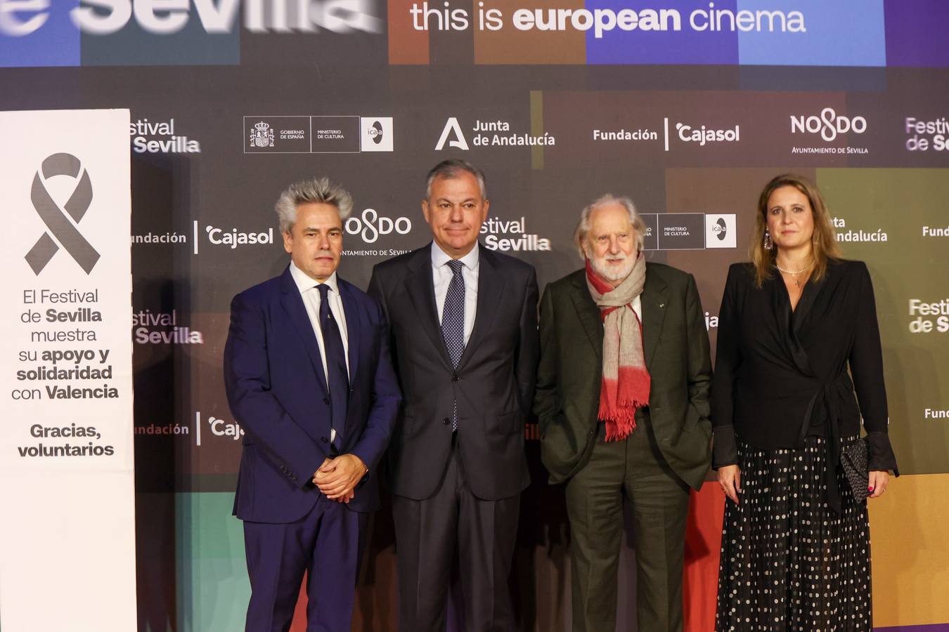 Autoridades y actores posan en el photocall del Festival de Cine de Sevilla