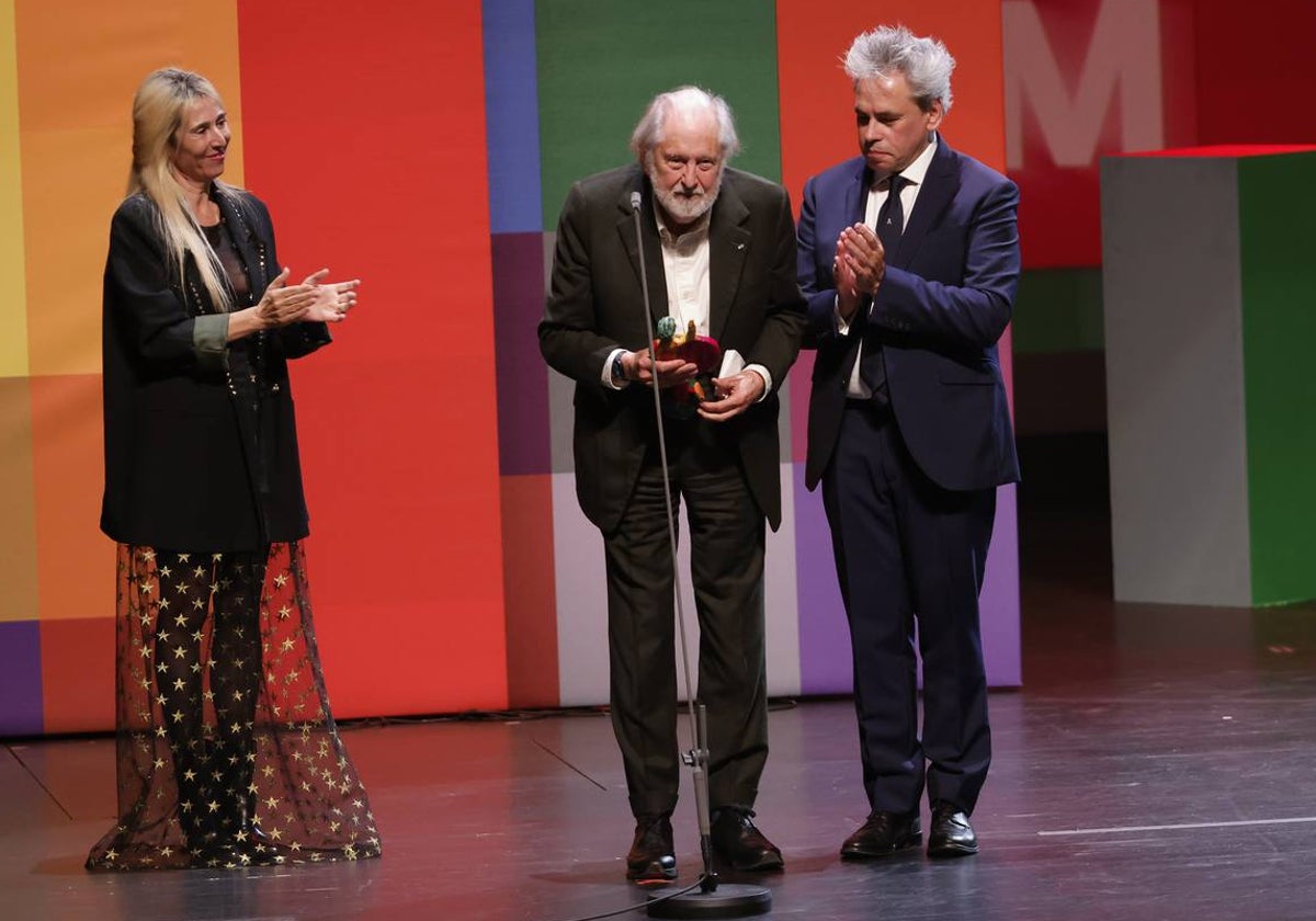 David Puttnam recoge el Giraldillo de Honor en la gala inaugural del Festival