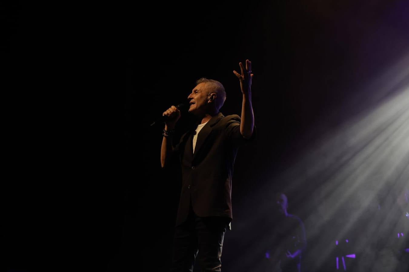 El cantante se encontró en Sevilla con un público fiel que coreó todas sus canciones