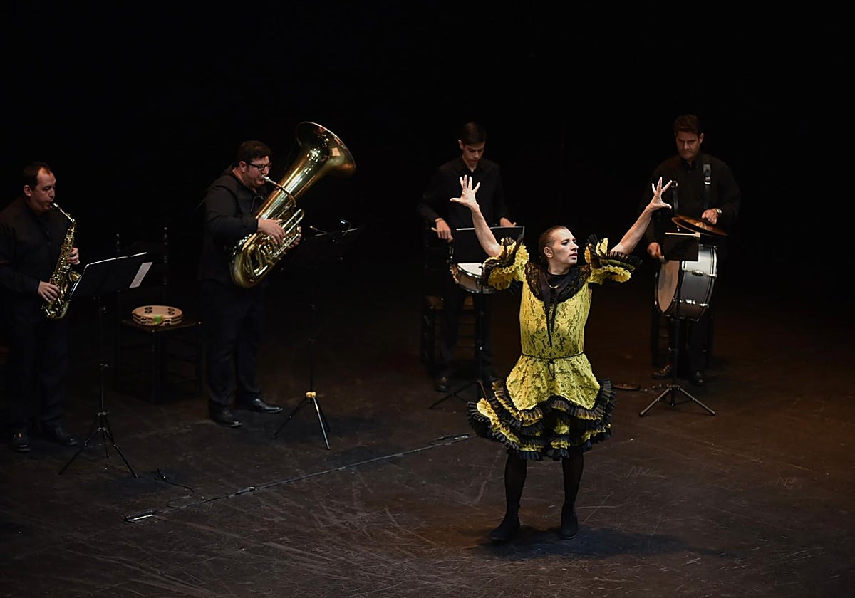 Israel Galván en uno de los momentos de 'Sevillanas solteras' en el Teatro Central