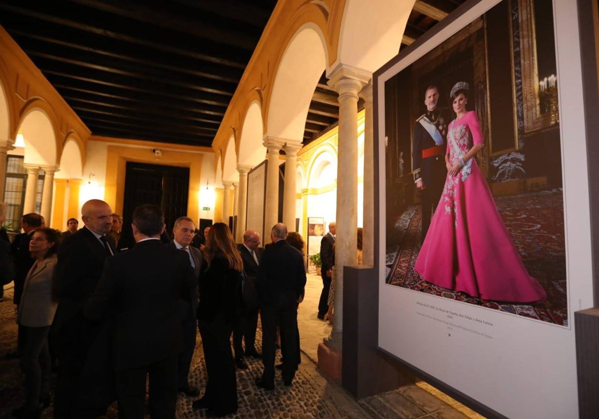 Una de las grandes fotografías que se pueden ver en el Alcázar de Sevilla