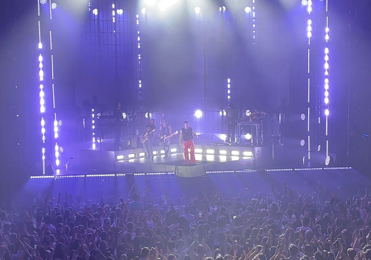 Dani Fernández y su banda en uno de los momentos del concierto