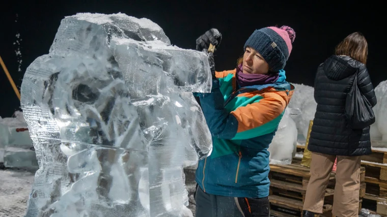 En esta exposición se puede ver a los artistas trabajando en directo mientras esculpen el hielo