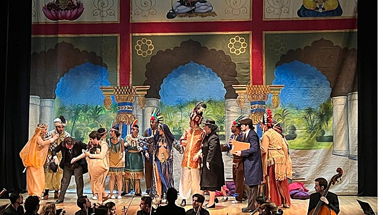 Jardín indio, con protagonistas de turbante y sherwani, y coro de indios con plumas