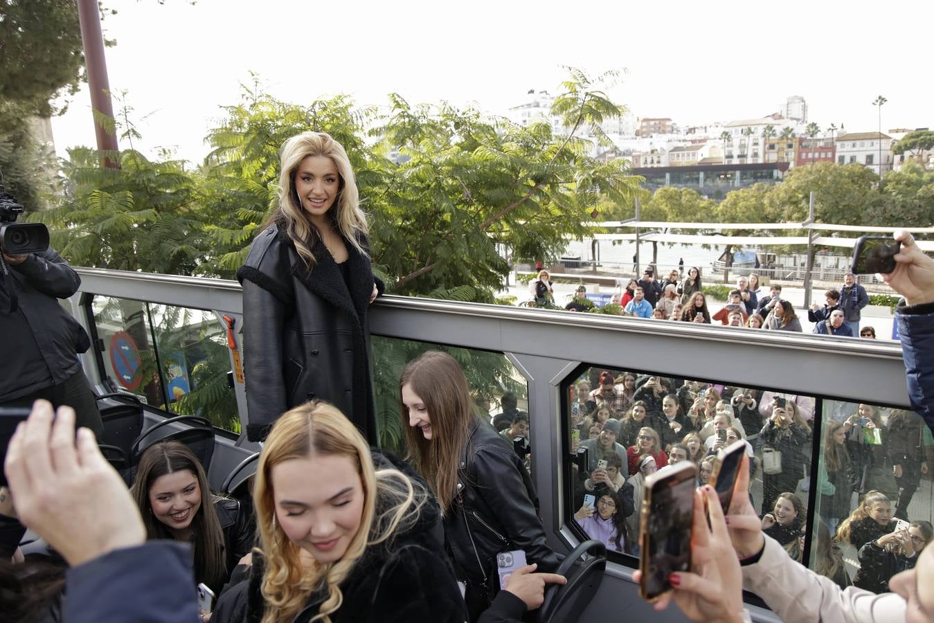 Lola Índigo rodeada de sus fans en un autobús junto a la Torre del Oro