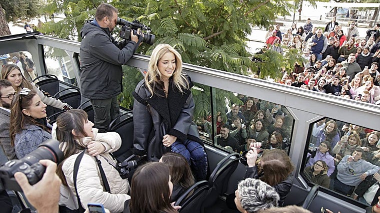 Lola Índigo en el autobús
