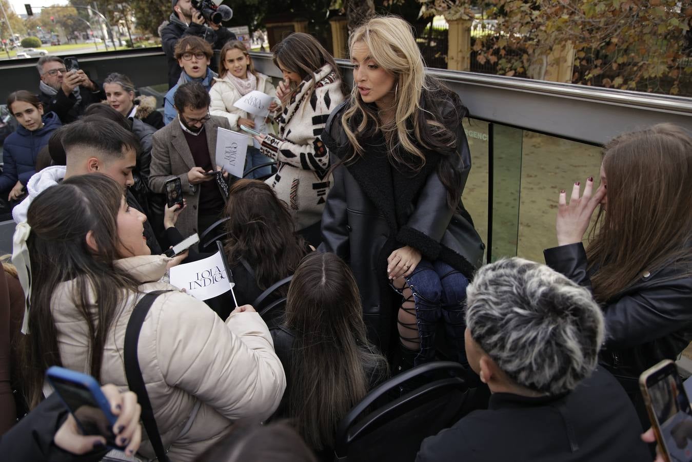 Lola Índigo rodeada de sus fans en un autobús junto a la Torre del Oro
