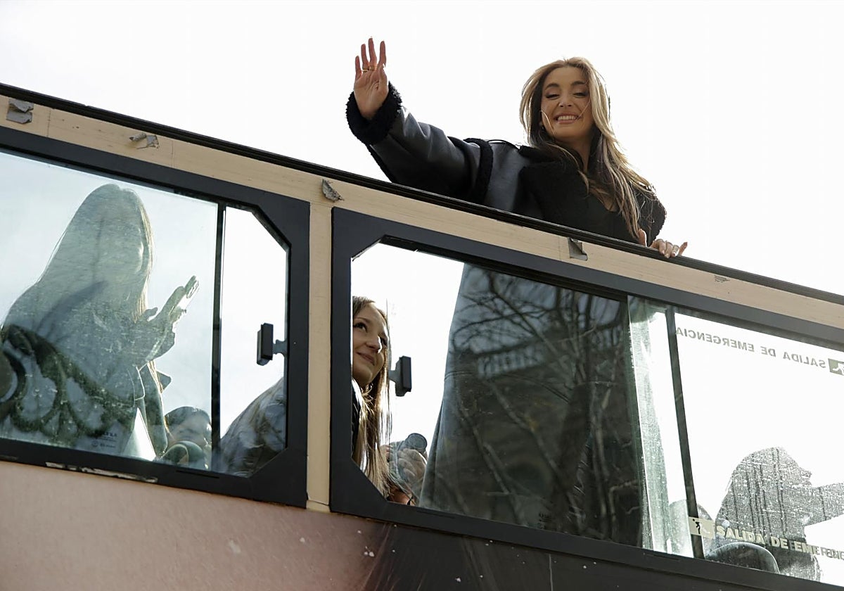 Lola Índigo en el autobús recorriendo Sevilla