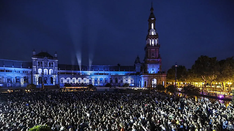 Aspecto de la Plaza de España durante un concierto en Icónica Santalucía Sevilla Fest