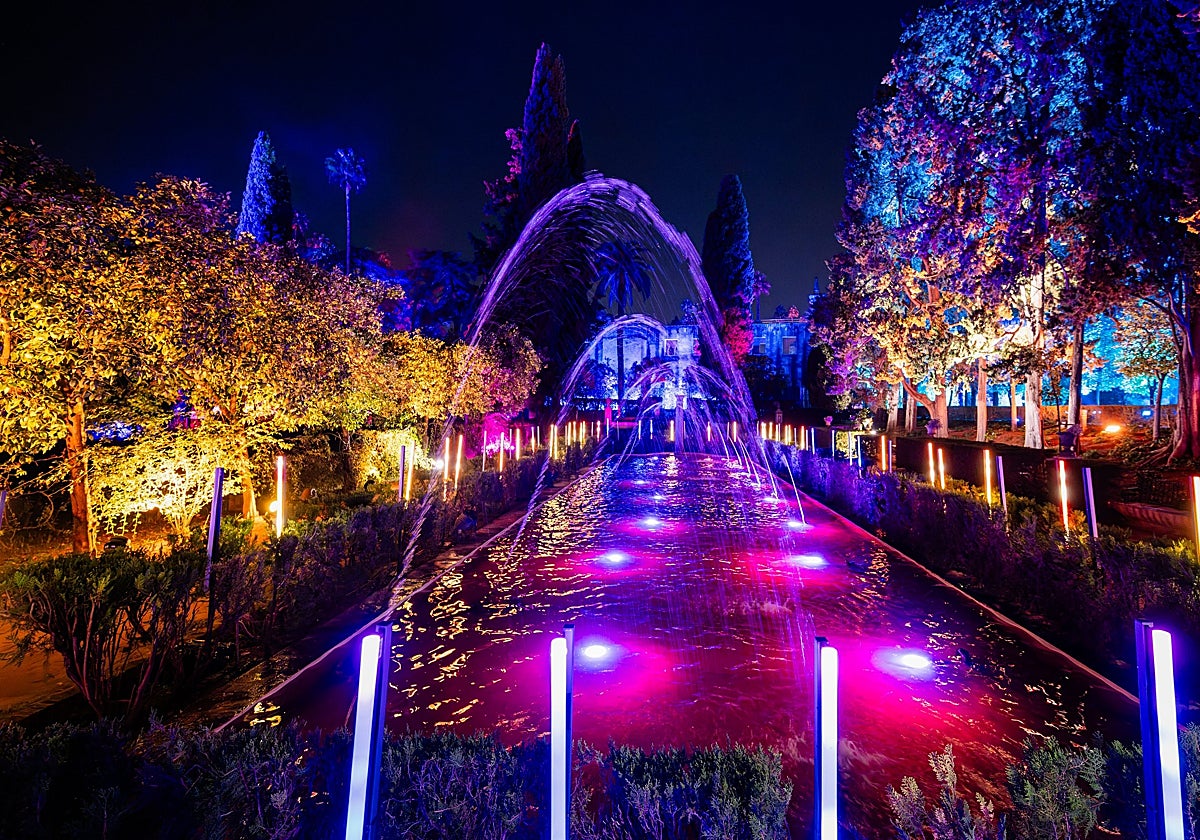 Una de las mejores opciones para disfrutar en familia es acudir al espectáculo Naturaleza Encendida, en el Real Alcázar de Sevilla