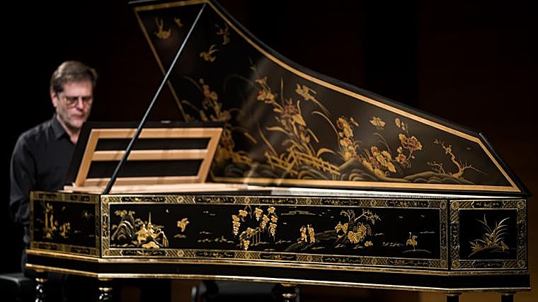 Primer plano del nuevo clave con estilo 'chinoiserie', de flores y motivos geométricos (cenefas)