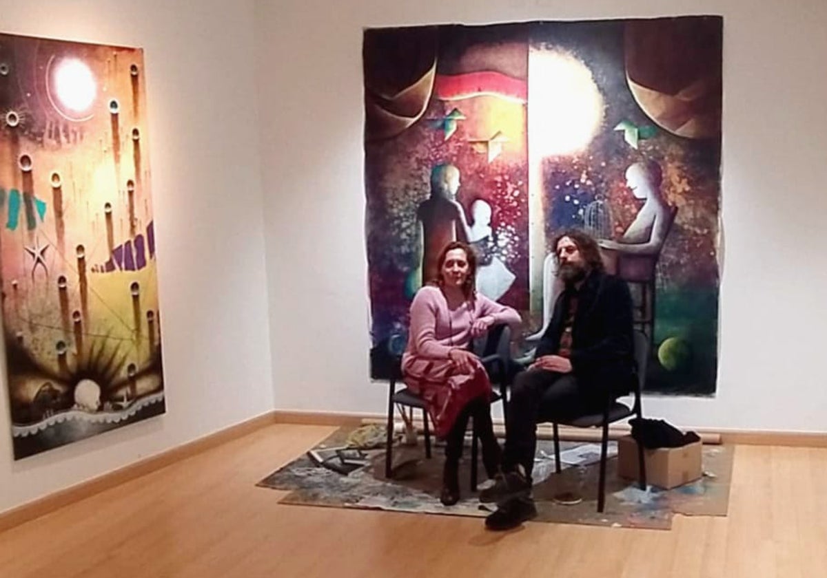 PÁBLO junto a la comisaria de la exposición, Marta López Navarro