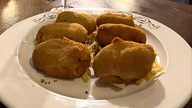 Plato de croquetas servido en Casa Ricardo