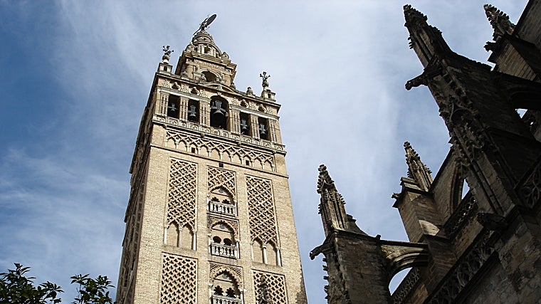 La Giralda, junto a la Catedral de Sevilla