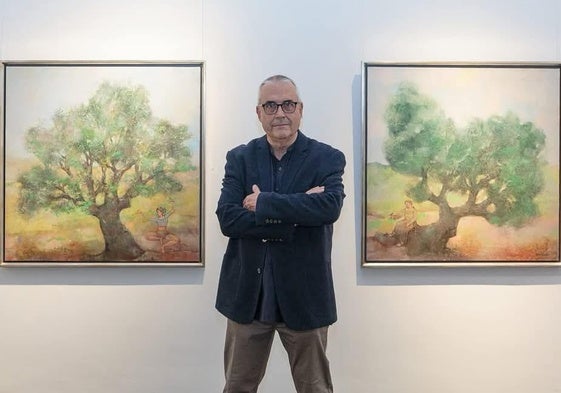 El pintor Miguel Ruiz-Poveda ante dos de sus obras en la galería Haurie