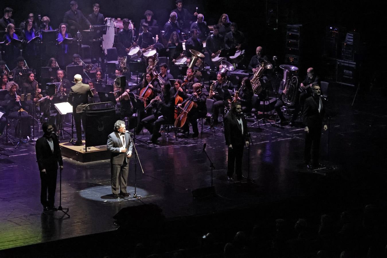 Cantores de Híspalis durante el concierto en Fibes