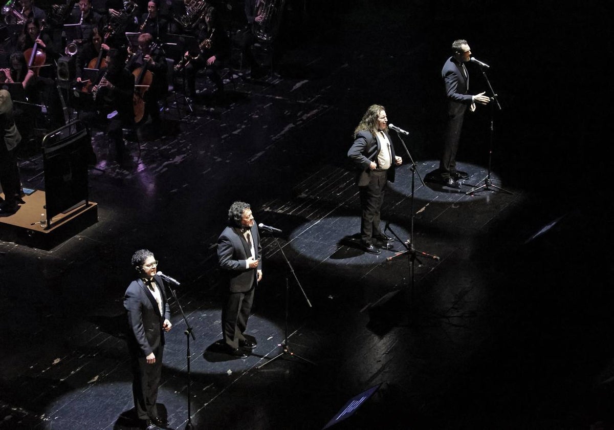 Cantores de Híspalis durante el concierto en Fibes