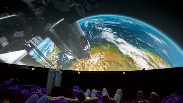 El planetario de la Casa de la Ciencia de Sevilla es una instalación perfecta para las familias que buscan ocio y aprendizaje al mismo tiempo