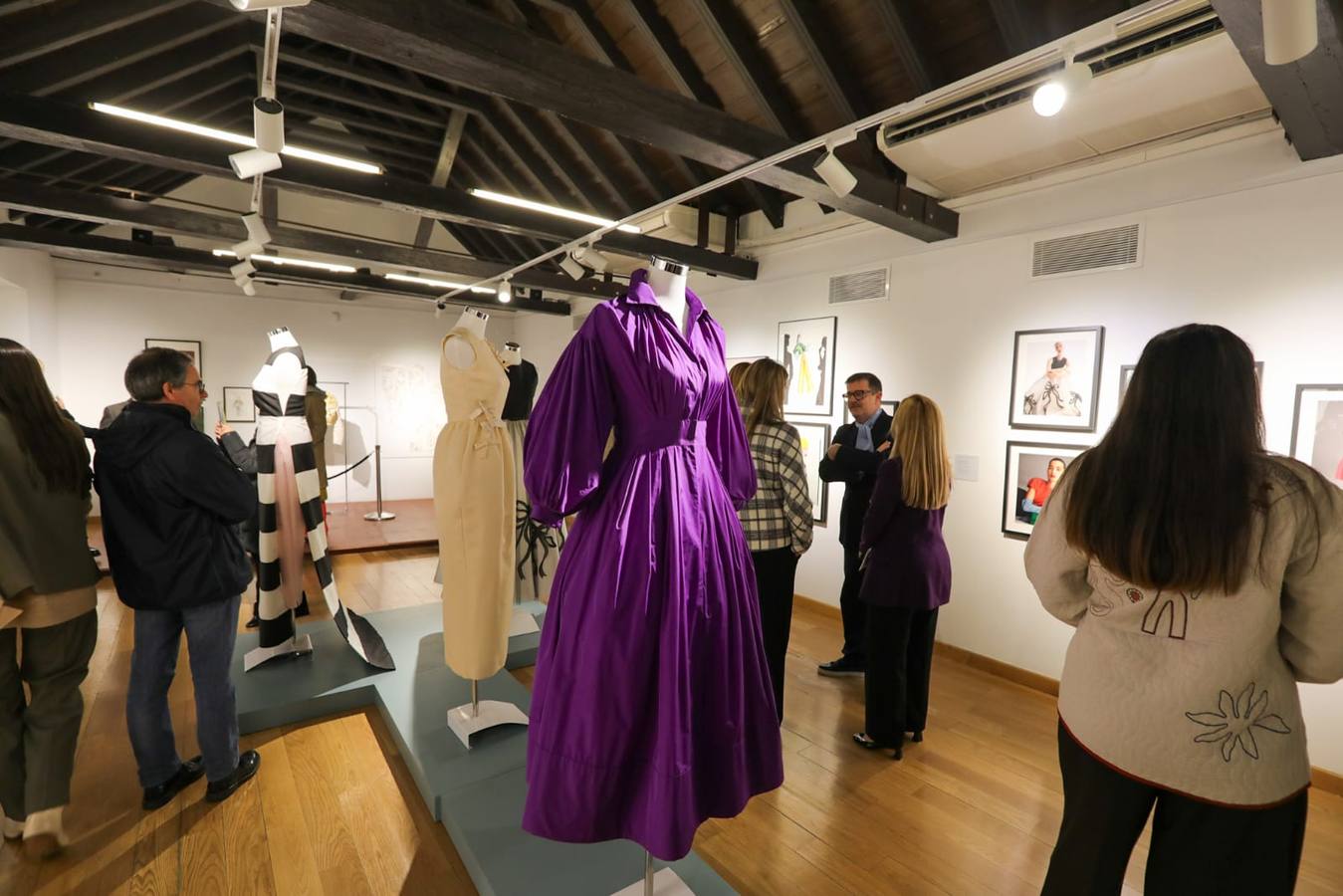 La exposición incluye estilismos que han desfilado en pasarelas de Nueva York, Tokio o Barcelona