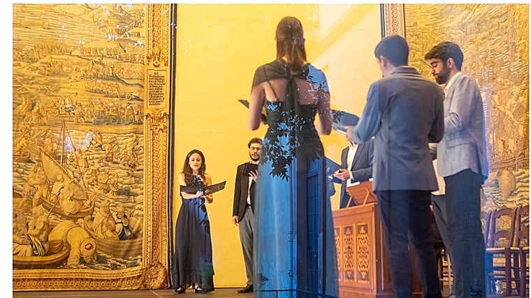 Las sombras de la noche se colaron por la ventana, 'estampando' los vestidos de las sopranos