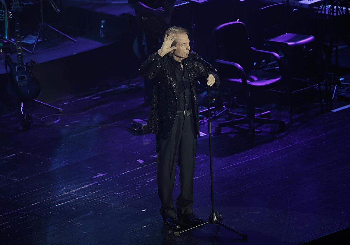 Raphael durante su último concierto que ofreció en Sevilla, que fue en Fibes en diciembre de 2024