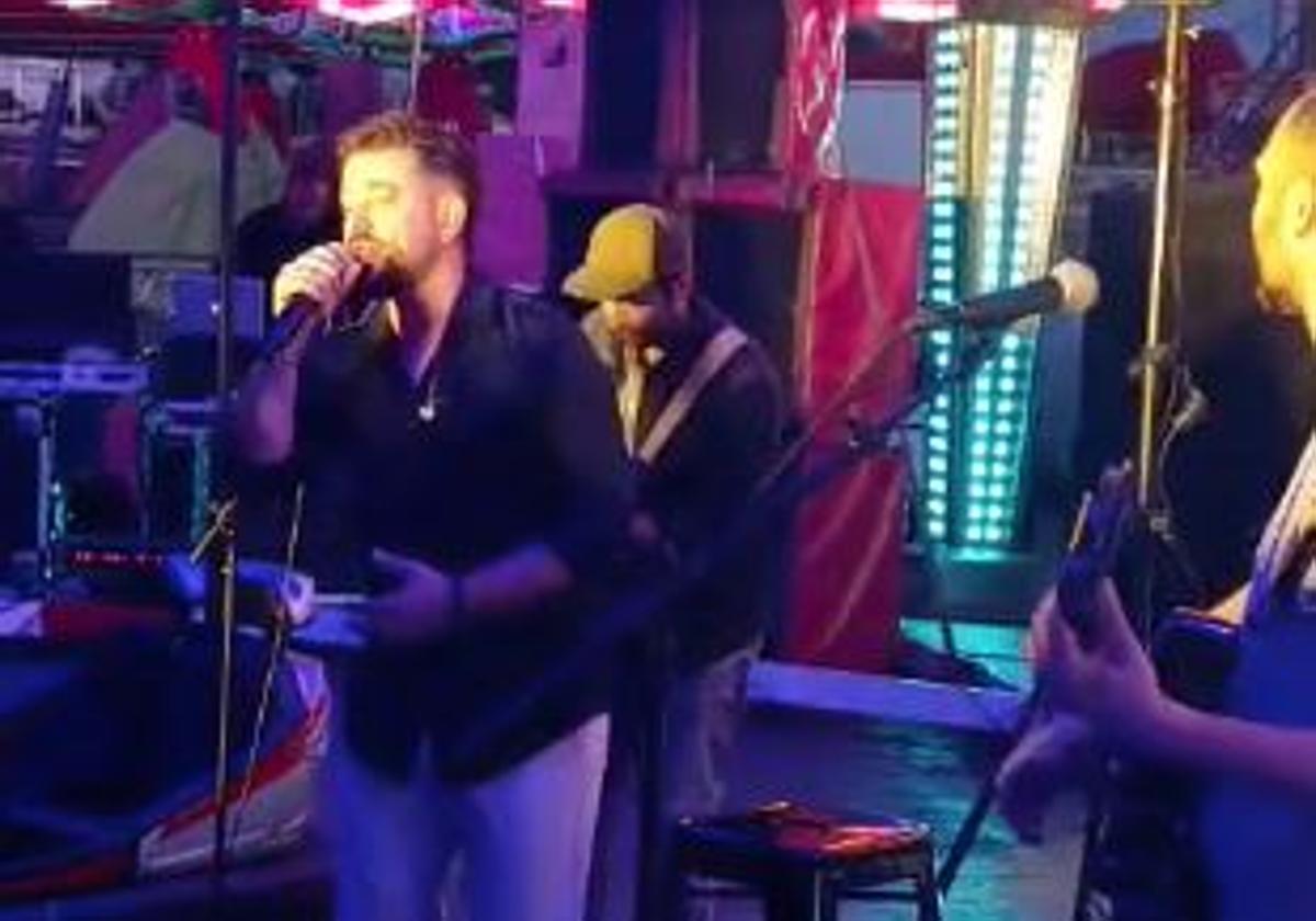 Los Caños sorprenden en los coches locos de la Feria de Sevilla: «Recordando tantas canciones de nuestra adolescencia»